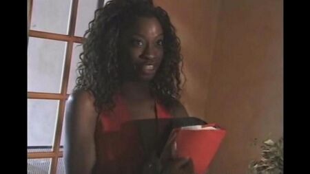 Une jeune femme noire suce le pénis d'un enseignant