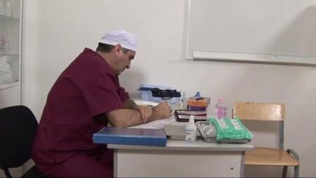 Le médecin a inséré le patient avec un extenseur de chatte