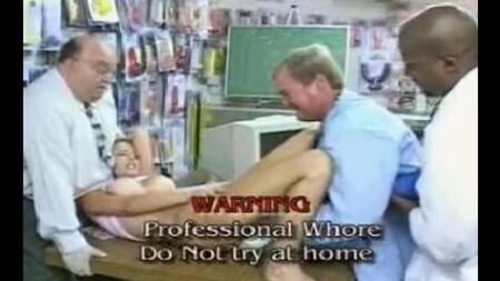Tester un gode géant sur une fille