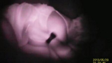 À travers le trou dans le mur, retirez les voisins sexuels