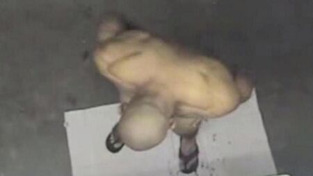 Une caméra cachée dans la douche montrait un homme nu