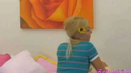Blonde en frotte une chatte sur un jouet doux