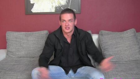 Le poussin a fait du gars à faire du casting