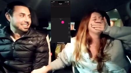 La fille obtient un orgasme dans la voiture tandis que sa bite doigte