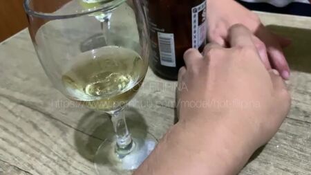 La beauté adulte a bu un peu de vin et veut du sexe