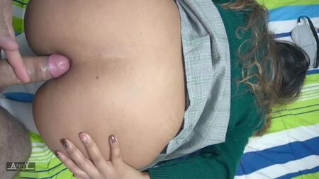 Une jolie écolière vit sa première expérience anale douloureuse. Du vrai sexe amateur