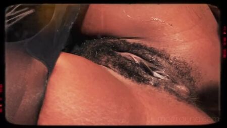 Fille noire aux cheveux verts suce un gode