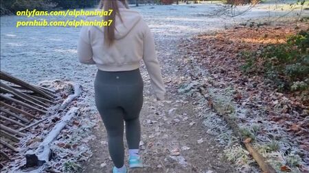 Une femme adulte en pantalon serré baise dans la bouche dans le parc