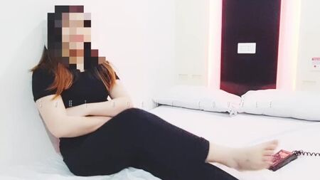 La fille cache son visage et saute sur un membre du butin