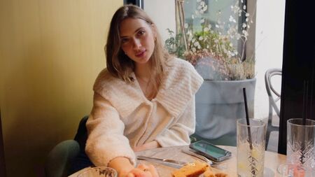 Un dîner romantique doit être fini avec un beau sexe
