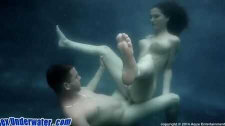 Sexe sous l'eau avec une belle brune