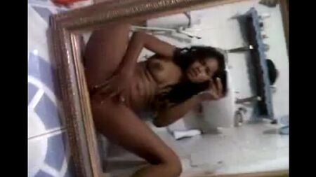 Naked Nigersha se tire sur la caméra au téléphone