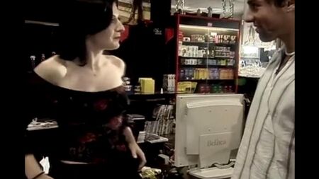 Sexe rapide avec une vendeuse derrière le comptoir