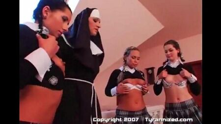 La religieuse a fait que trois filles ont des relations sexuelles