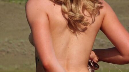 Blonde se masturbe dans la nature