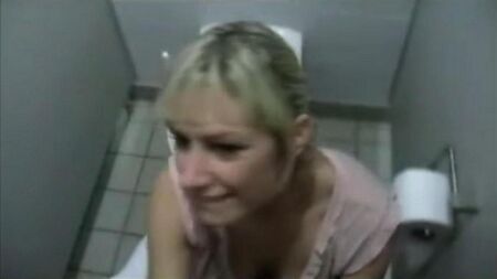 Suce bien un étranger dans les toilettes