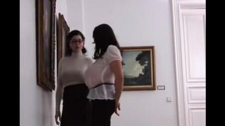 Grands seins de deux lesbiennes dans le musée