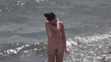 Quelques nudistes sur la plage