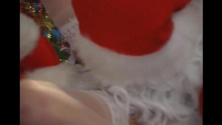 Le Père Noël a baisé une fille de neige sexy en bas sous un arbre de Noël