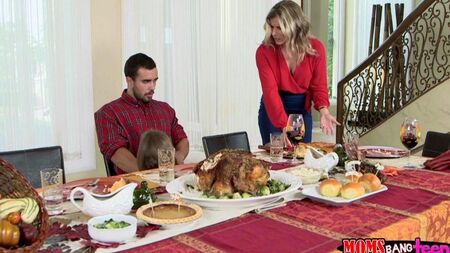 Le dîner en famille s'est terminé par le sexe trois