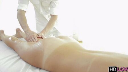 Baise la fille avec des doigts pendant le massage