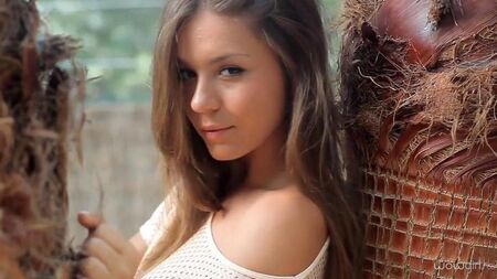 La jeune beauté russe effectue un strip-tease