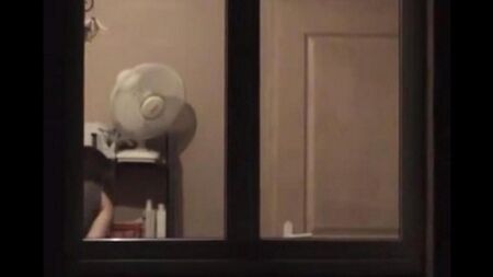 S'admire dans le miroir debout devant lui complètement nu
