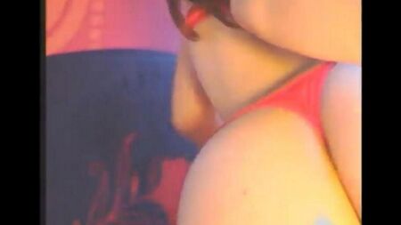 Girl se baise avec des vibrateurs dans tous les trous