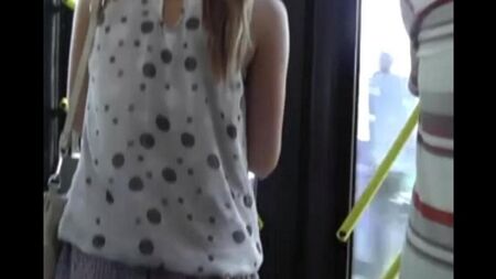 Dans le bus, j'ai enlevé la culotte d'une fille en jupe