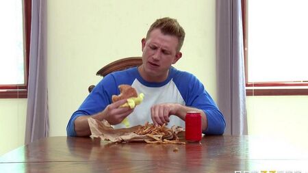 Le mari regarde une femme se baiser comme un concombre