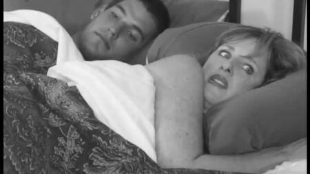 PORNO INCESTE -- UNE MÈRE BAISE SON FILS DÉJÀ ADULTE À CÔTÉ D'ELLE -- porno tabou -- porno en russe --
