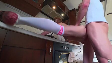 Une baise brutale dans toute la cuisine avec une éjaculation interne à la fin [Que du sexe, hardcore, blo
