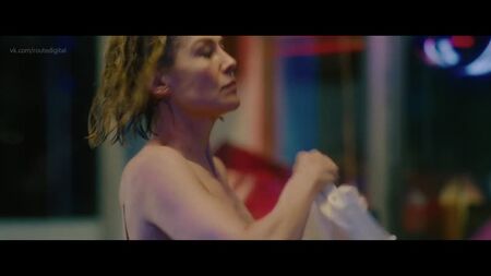 Rosamund Pike nue (transparente) - I Care a Lot (2020) HD 1080p Regarder en ligne / Rosamund Pike - L'arnaqueuse