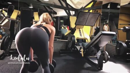Une séance de sport qui tourne en baise hard dans les toilettes de la salle de sport – Leolulu sur Pornhub