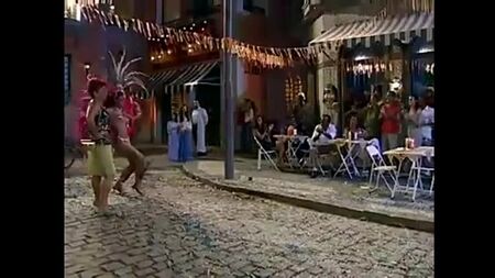 Juliana Paes presque nue pour le carnaval !