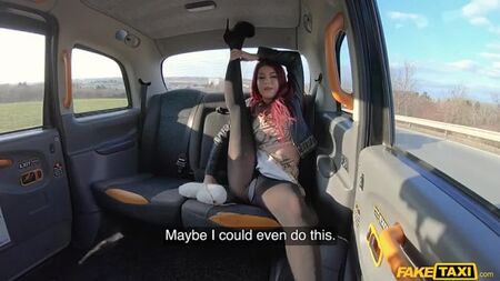 Atlanta Moreno : la souplesse britannique dans un taxi tchèque (Fake Taxi)
