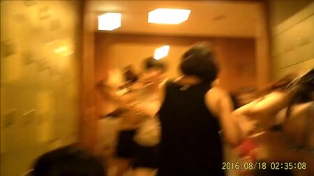 Filmé en cachette dans un bain public coréen