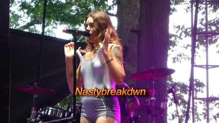 Tove Lo - « Talking Body » : un moment de nudité devant le public (Sweetlife Festival 2015)