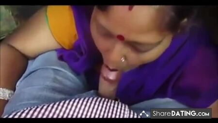 Une tante indienne fait une pipe et une gorge profonde, puis avale le sperme