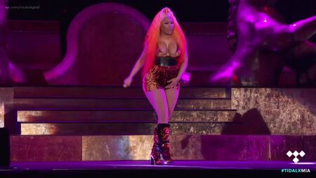 Nicki Minaj - Détail de décolleté au festival Made In America (septembre 2018) Regarder en ligne / Ники Минаж