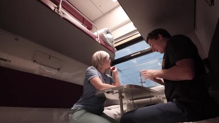 Andre Love - Sexe dans le train [Russe, privé, fait maison, amateur, filmé, MILF, fellation, dans le train, dans le wagon, suce, sperme]