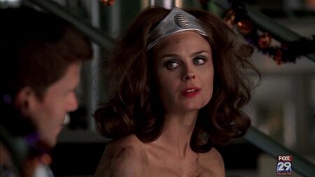 Emily Deschanel sexy - Bones (2007) saison 3, épisode 5