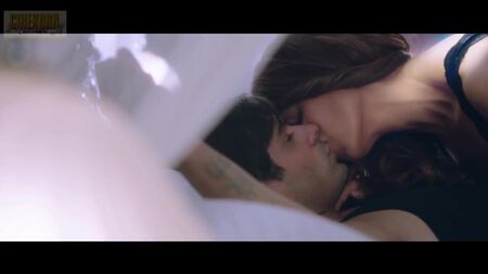 Bipasha Basu : une scène intime - Seule (2015)