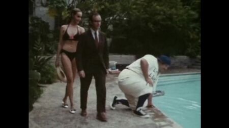 Julie Newmar et une mannequin non créditée, nues - *Up Your Teddy Bear* alias *Seduction of a Nerd* (États-Unis, 1970)