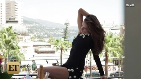 Alessandra Ambrosio pose entièrement nue en couverture du magazine Ma