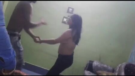 Une fille d'origine indienne danse nue avec deux garçons