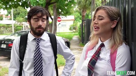 Des étudiants font l'amour dès qu'ils se rencontrent. Vidéo porno avec Blake Blossom et Nade Nasty