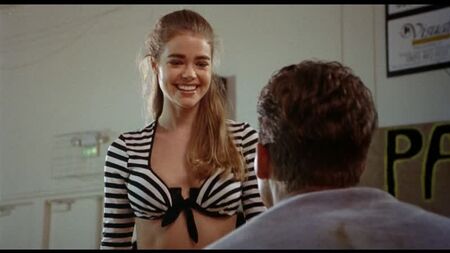 Denise Richards (scènes torrides de Denise Richards dans « Tammy and the T-Rex » (1994))
