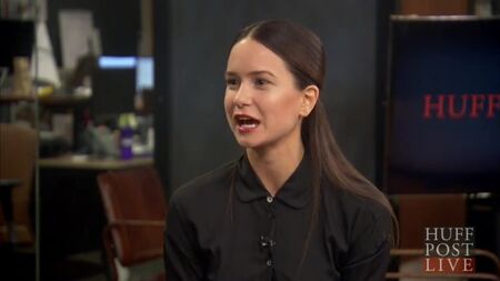 Katherine Waterston revient sur sa scène de nudité amusante dans « Inherent Vice » - WOW.com