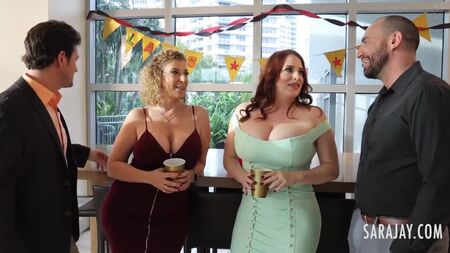 Sara Jay se fait prendre sauvagement par derrière, tandis que sa copine Maggie Green suce un autre mec